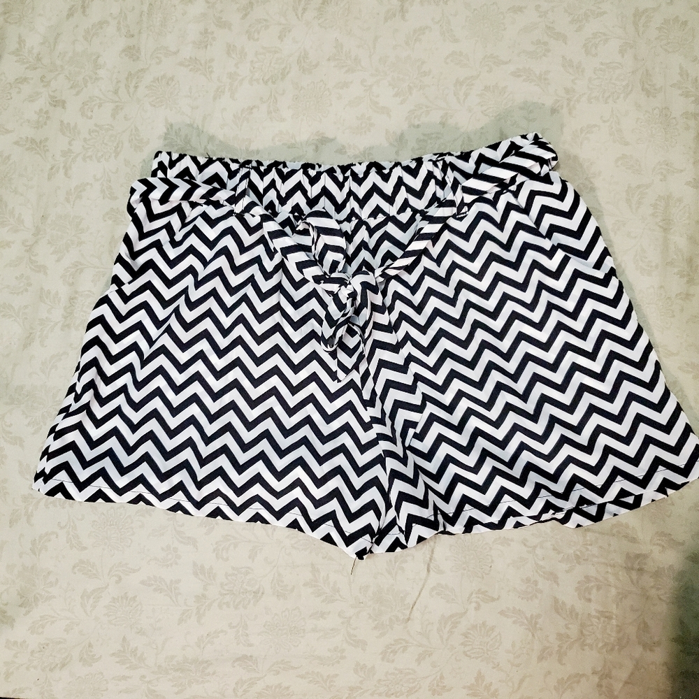 3/$25 BeBop Dressy Chevron Shorts Size M